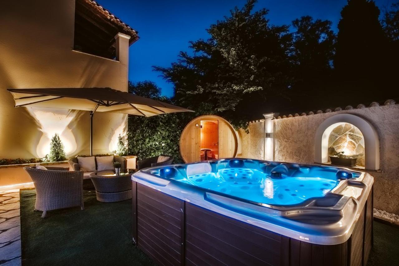 Butterfly - Heated Private Pool & Jacuzzi Vila